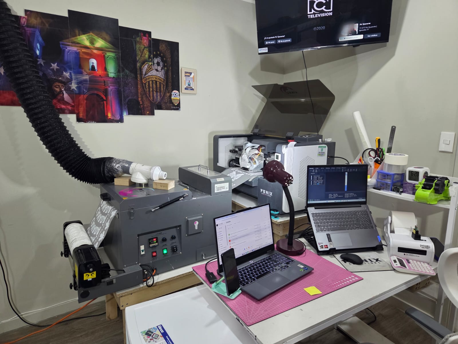 Vista general del taller y sus equipos de impresión DTF
